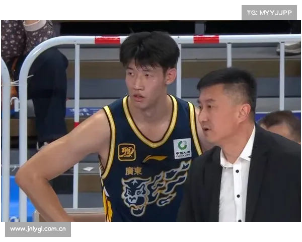 广东锋线再爆发 2米05争议球员连砍高分 新赛季或成杜锋手中奇兵 广东锋线再爆发 2米05争议球员连砍高分 新赛季或成杜锋手中奇兵